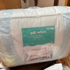 Pillowfort Rainbow Comforter Set F/Q